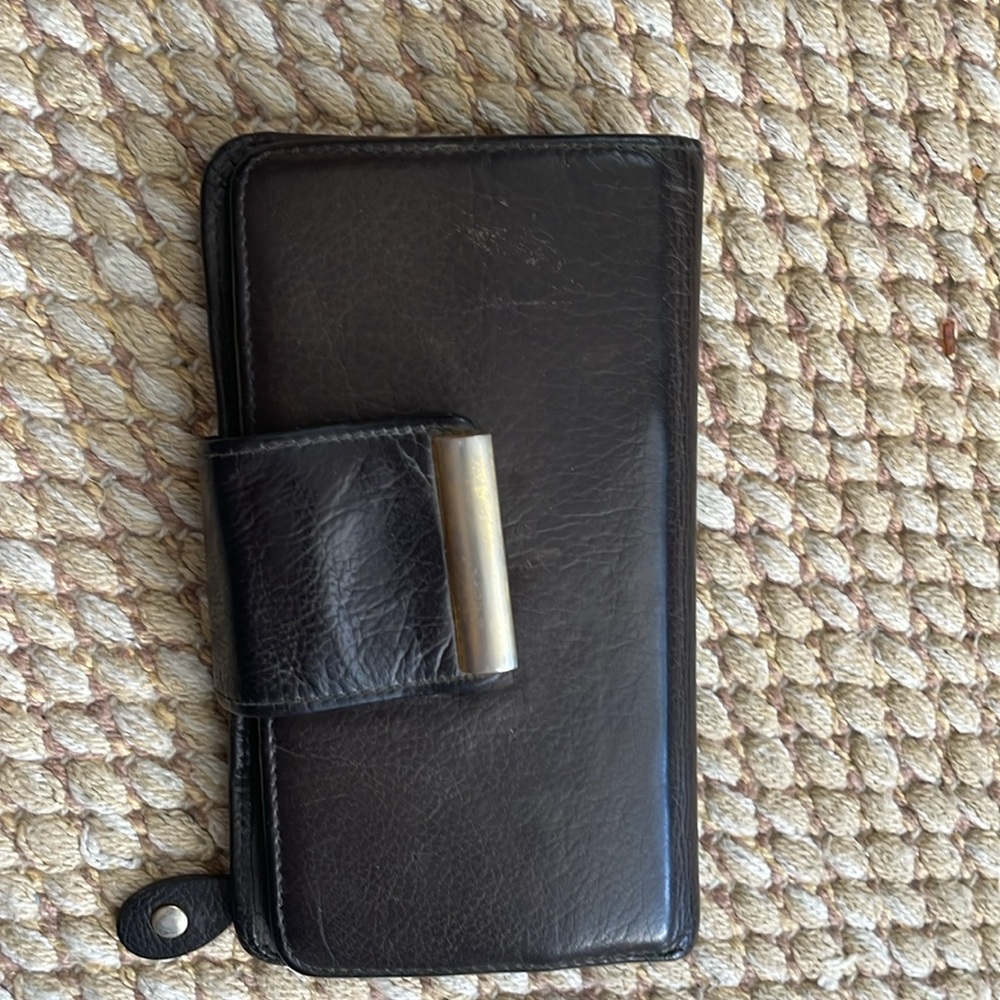 Genuine leather brown wallet 
FREE IF YOU BUNDLE WITH ANY PURCHASE FROM MY SHOP